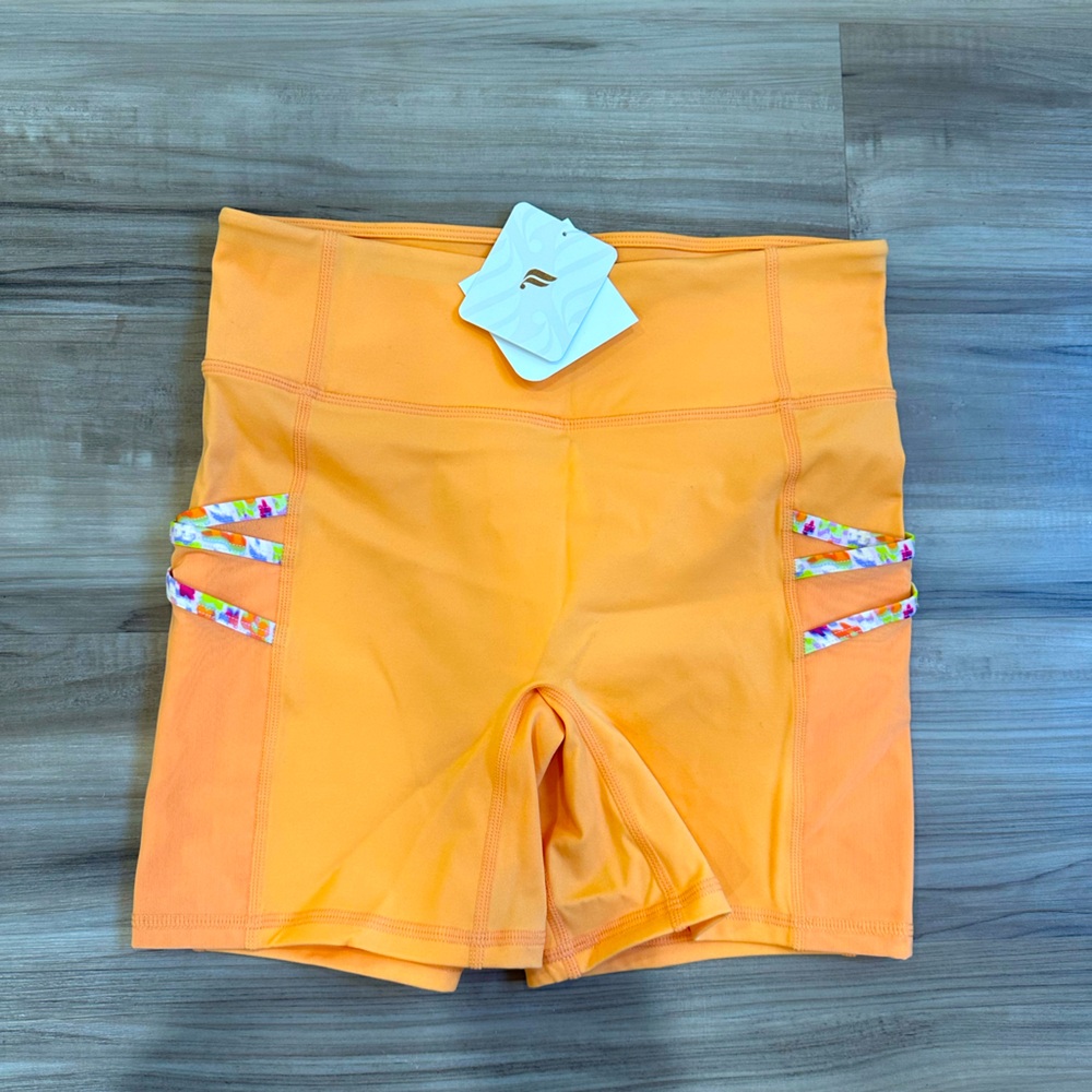 NWT Trinity Mid-Rise Pocket Short 5”